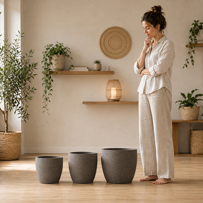 femme choisissant entre différentes tailles de gros pot de fleur