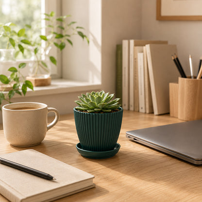 petit pot de fleur colonne romaine sur bureau