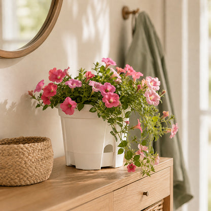 pot de fleurs elegant durable avec fleurs rose sur meuble entree